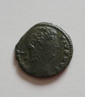 AE-3, Constantinus II.jako Augustus, dva vojáci jedna standarta, Řím císařství