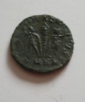 AE-4, Constantinus jako Augustus, dva vojáci jedna standarta, 337-350, Řím císařství
