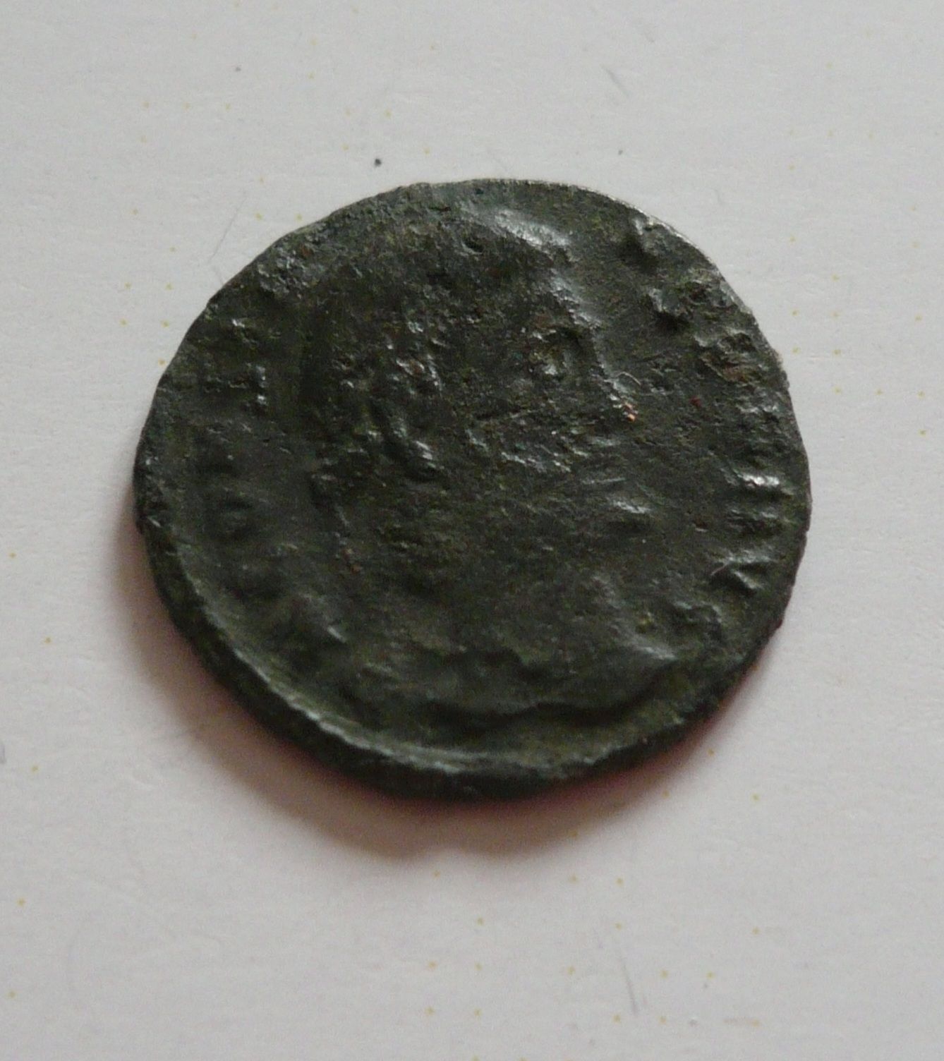 AE-4, Constantinus jako Augustus, dva vojáci jedna standarta, 337-350, Řím císařství