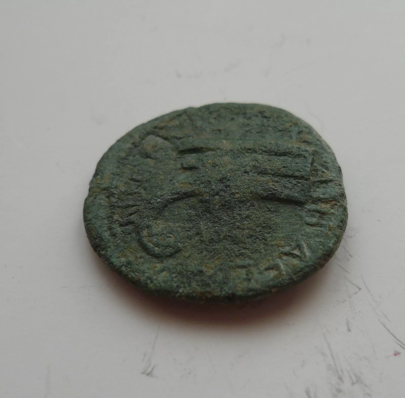 AE 18, Cheron, Commodus, 117-192, Flora, Řím kolonie