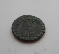 AE 3, Constantinus II.pak Caesar,táborová brána, 317-37, Řím císařství