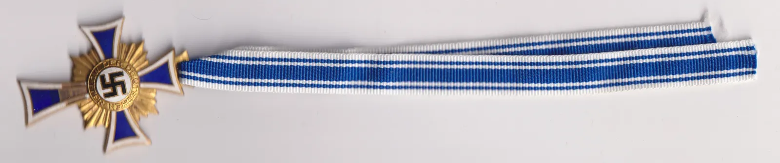 III.říše,mateřský kříž,zlatý stupeň,část smaltu chybí,Německo