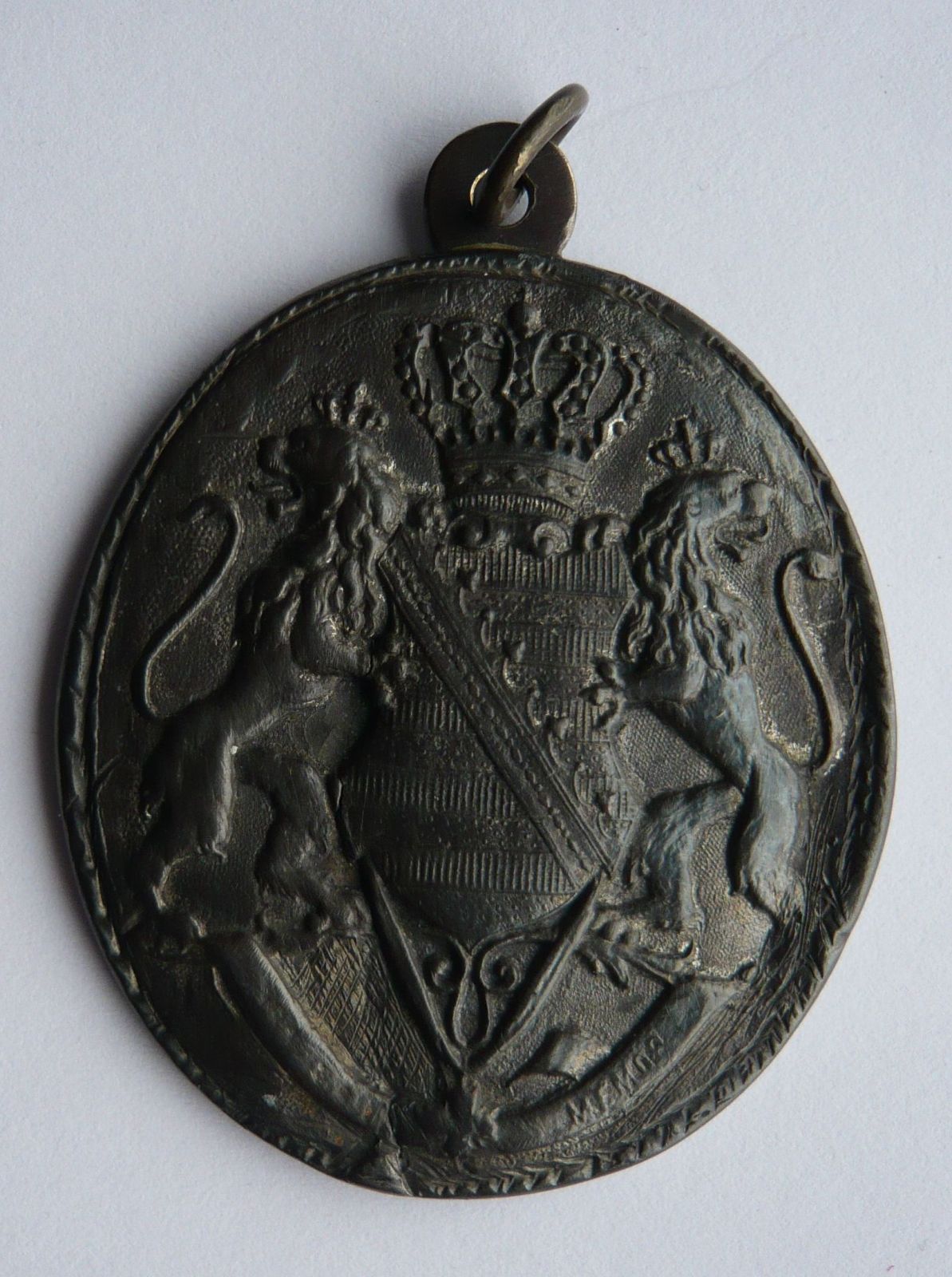 Sasko - král. Dva lvi drží erb 1904