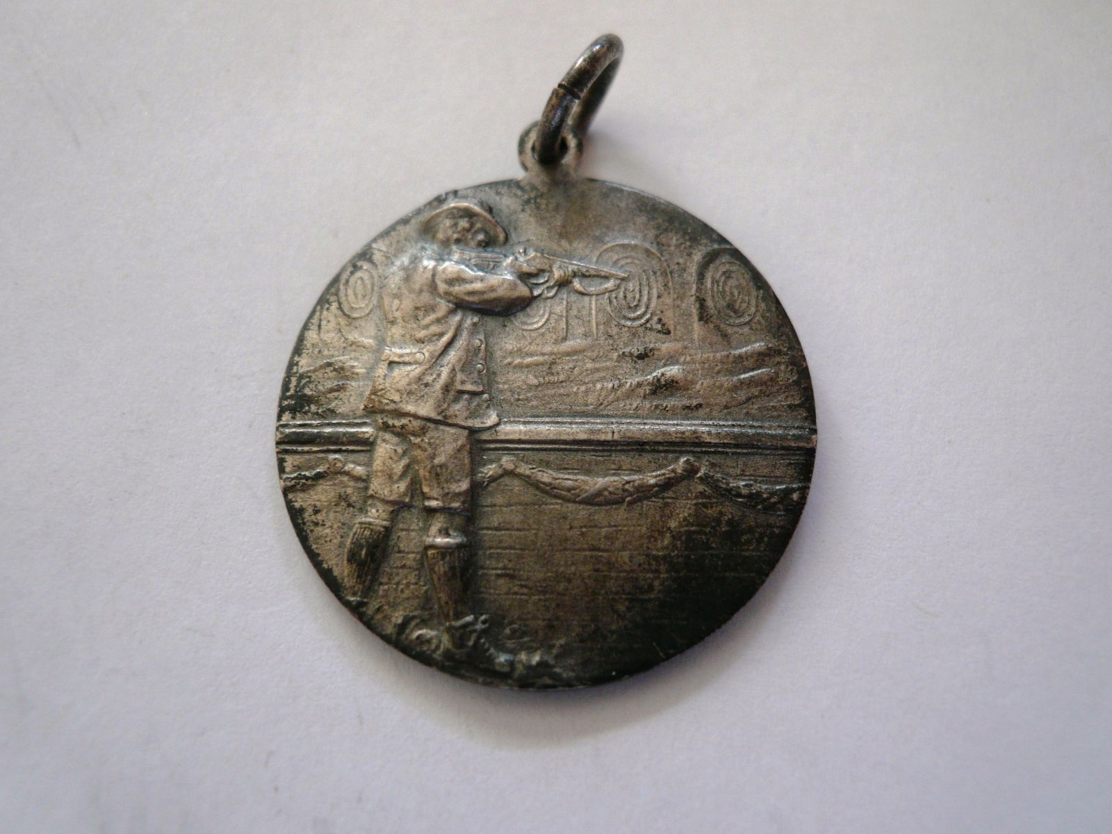 střelecká medaile - stojící střelec, bílý kov